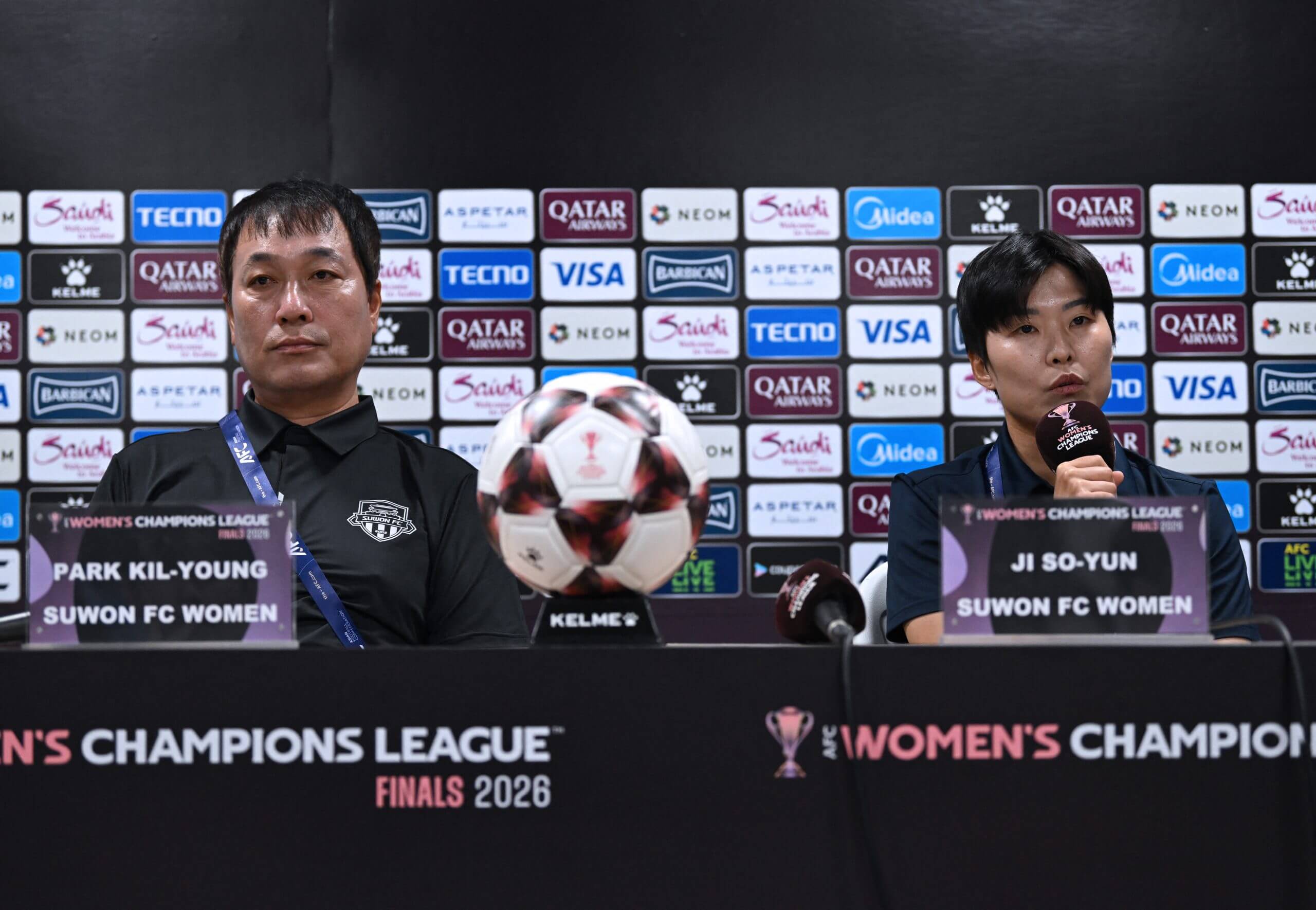 Suwon coach Park Kil-young alongside Ji So-yun ahead of Wednesday's match