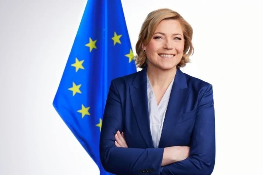 EU to allocate equal amount of 2GHz band to native-EU and foreign satcos EU to allocate equal amount of 2GHz band to native-EU and foreign satcos