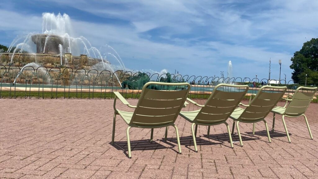 100 pricey Parisian-inspired chairs added to Buckingham Fountain – NBC Chicago 100 pricey Parisian-inspired chairs added to Buckingham Fountain – NBC Chicago