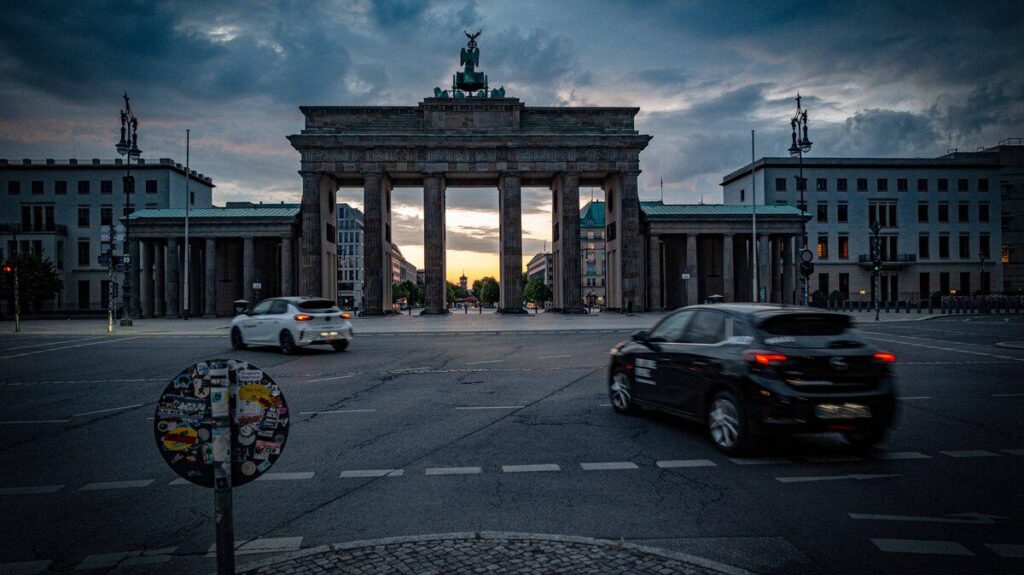 This was not an art act, but sabotage taz research shows: Russian agents have placed concrete skeletons in front of the Brandenburg Gate and pig heads in front of mosques in Paris. This was not an art act, but sabotage taz research shows: Russian agents have placed concrete skeletons in front of the Brandenburg Gate and pig heads in front of mosques in Paris.