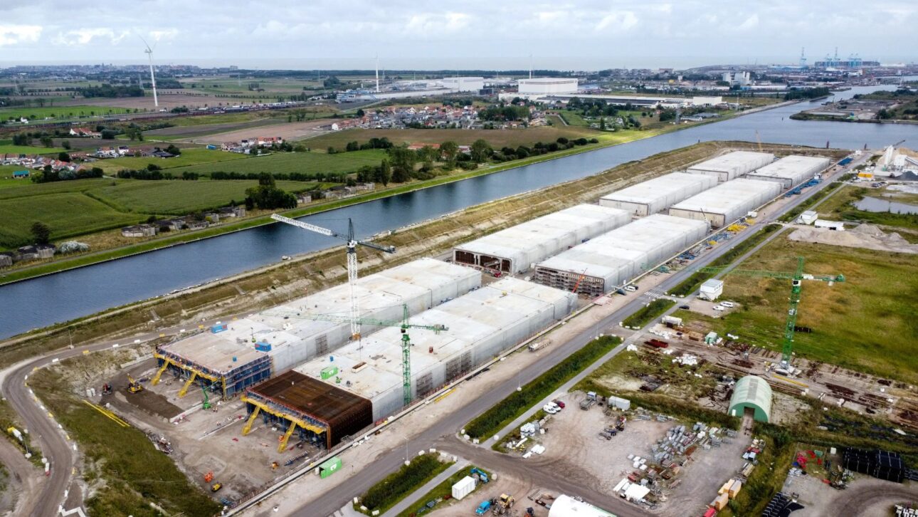 Belgium builds immersed tunnel in Antwerp with giant blocks to alleviate logistical bottlenecks and improve urban mobility.