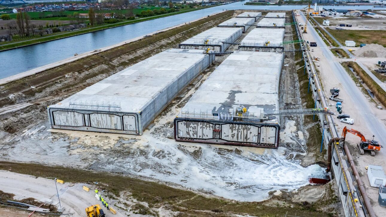 Belgium builds immersed tunnel in Antwerp with giant blocks to alleviate logistical bottlenecks and improve urban mobility.