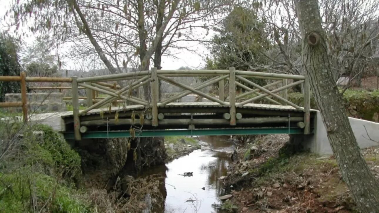 Discover the El Marco Bridge, the smallest international bridge in the world, which connects Portugal and Spain in just a few meters.