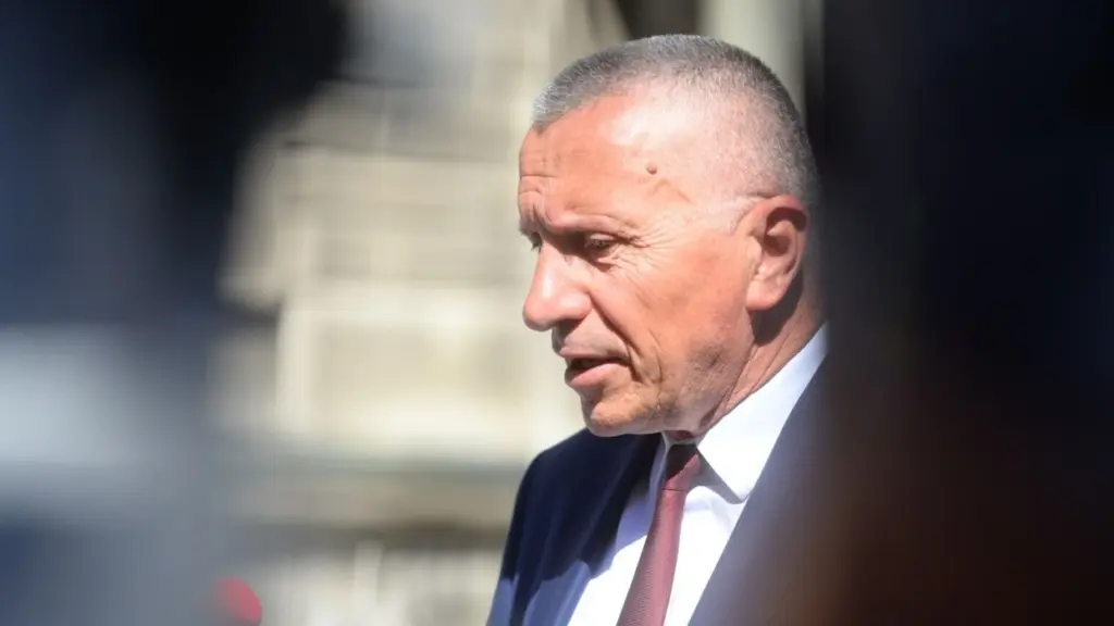 Kamberi presents the resolution he submitted to the Serbian parliament condemning war crimes in Kosovo