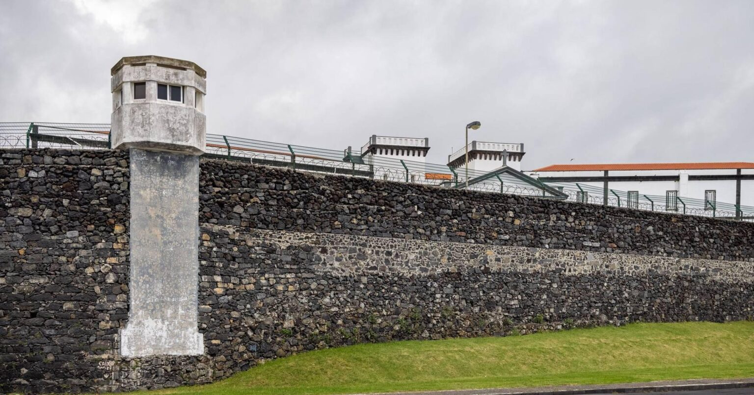 Prisoner escapes from Ponta Delgada jail, but is caught an hour later watching the sea