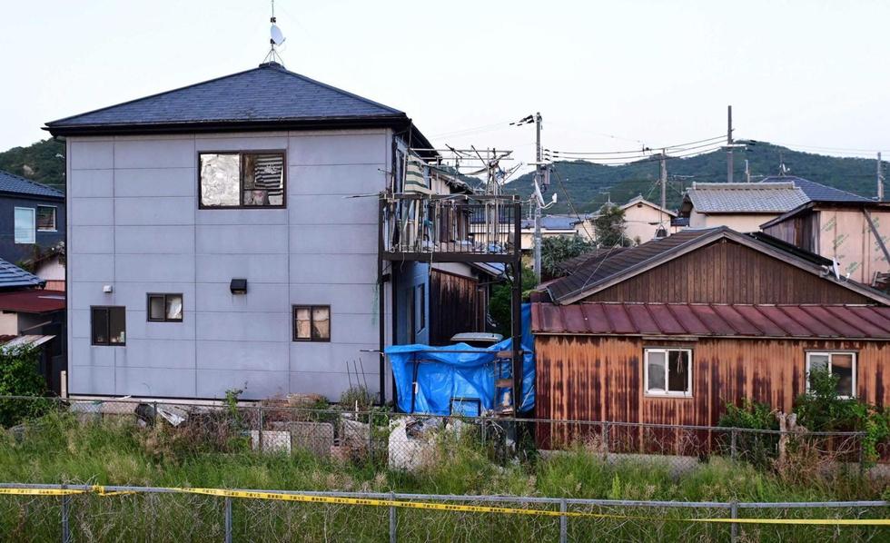 On the evening of May 19th, police in Hyogo found a man sleeping on the sidewalk. He told them he had killed some people. Since his story "lacked specifics", they dropped him off nearby where he had once lived. 3 days later, dead mother and daughter were found next door. Suspect is still missing