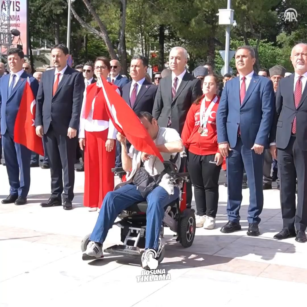 A physically disabled citizen stood up with great effort with the Turkish flag while the National Anthem was being sung in Muğla.