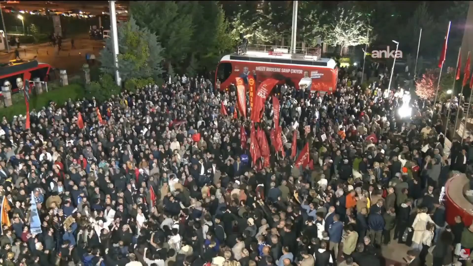 Citizens waiting in front of the CHP Headquarters sang the "Gündoğdu March" in unison.
