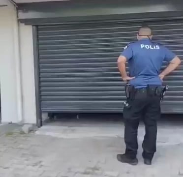The police, who responded to a theft report in Antalya, encountered a mother and her 5-month-old baby who entered the garage because they had no place to stay.