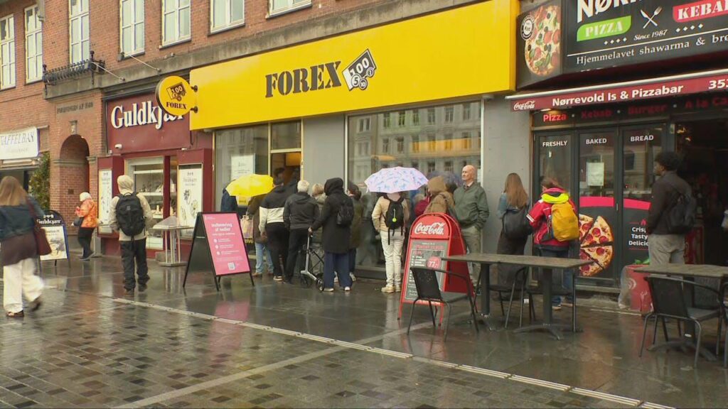 Citizens have stood in hour-long queues to hand over cash before the deadline: – It’s chaos – Danmarks Nationalbank is now increasing the staffing at the drop-off points and helping people to get a handle on their papers to avoid long queues. Citizens have stood in hour-long queues to hand over cash before the deadline: - It's chaos - Danmarks Nationalbank is now increasing the staffing at the drop-off points and helping people to get a handle on their papers to avoid long queues.