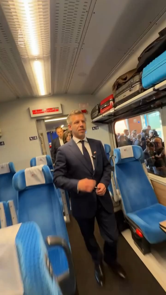 MP: Long live the thousand-year-old Polish-Hungarian friendship! Today we continue with important negotiations in Warsaw and Gdansk. We will be live around 9:30. Stay with us!