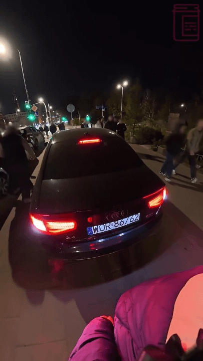 [Konfitura] A car hits a pedestrian on the sidewalk while reversing and the pedestrians defend the driver