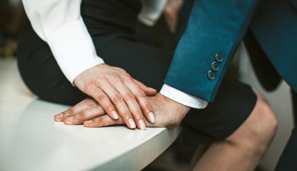 Tokyo District Court rules that "kissing and hugging do not constitute infidelity"