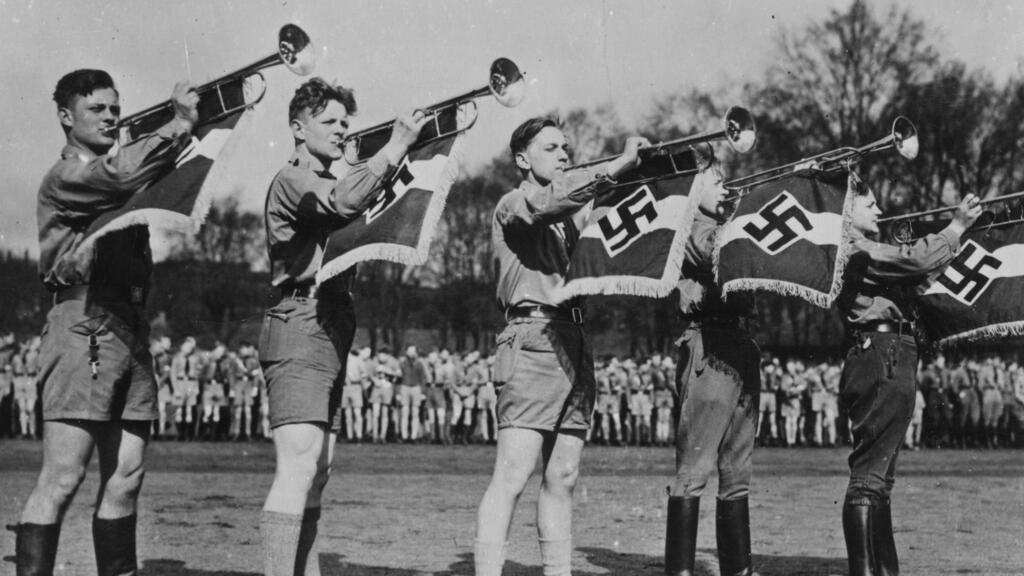 Trumpeters cheer at a Hitler Youth gathering in Germany in June 1938 (Photo: Topical Press Agency / Getty Images) מריעים בחצוצרות במפגש של הנוער ההיטלראי בגרמניה ביוני 1938