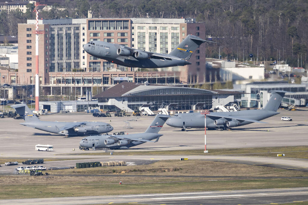 Photo: Thomas Lohnes/Getty Images מטוס תובלה של צבא ארה"ב C-17A globemaster III ממריא מ בסיס רמשטיין ב גרמניה ב-2 באפריל בצל המלחמה עם איראן