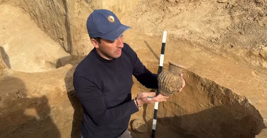 Among the most important finds is the ceramic incense burner, described by specialists as characteristic of Scythian necropolises from the 3rd to 2nd centuries BC.  Credit: National Archaeological Agency