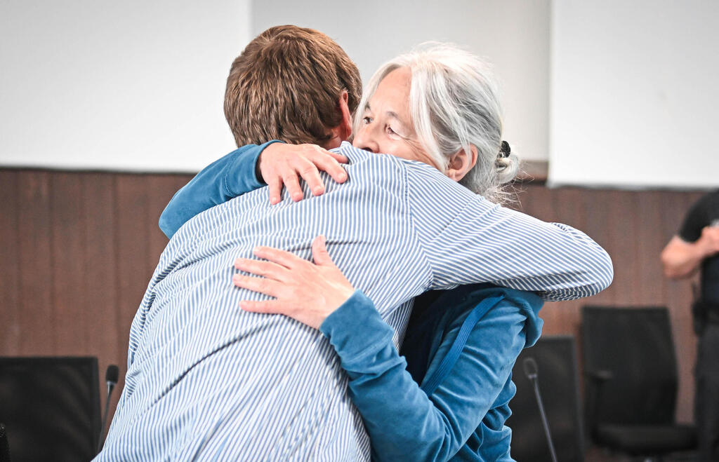 Hugging her lawyer after the verdict was read. The prosecution is considering additional charges (Photo: Sina Schuldt - Pool/Getty Images) דניאלה קלטה טרוריסטית מ סיעת הצבא האדום ב גרמניה שהורשעה בשוד