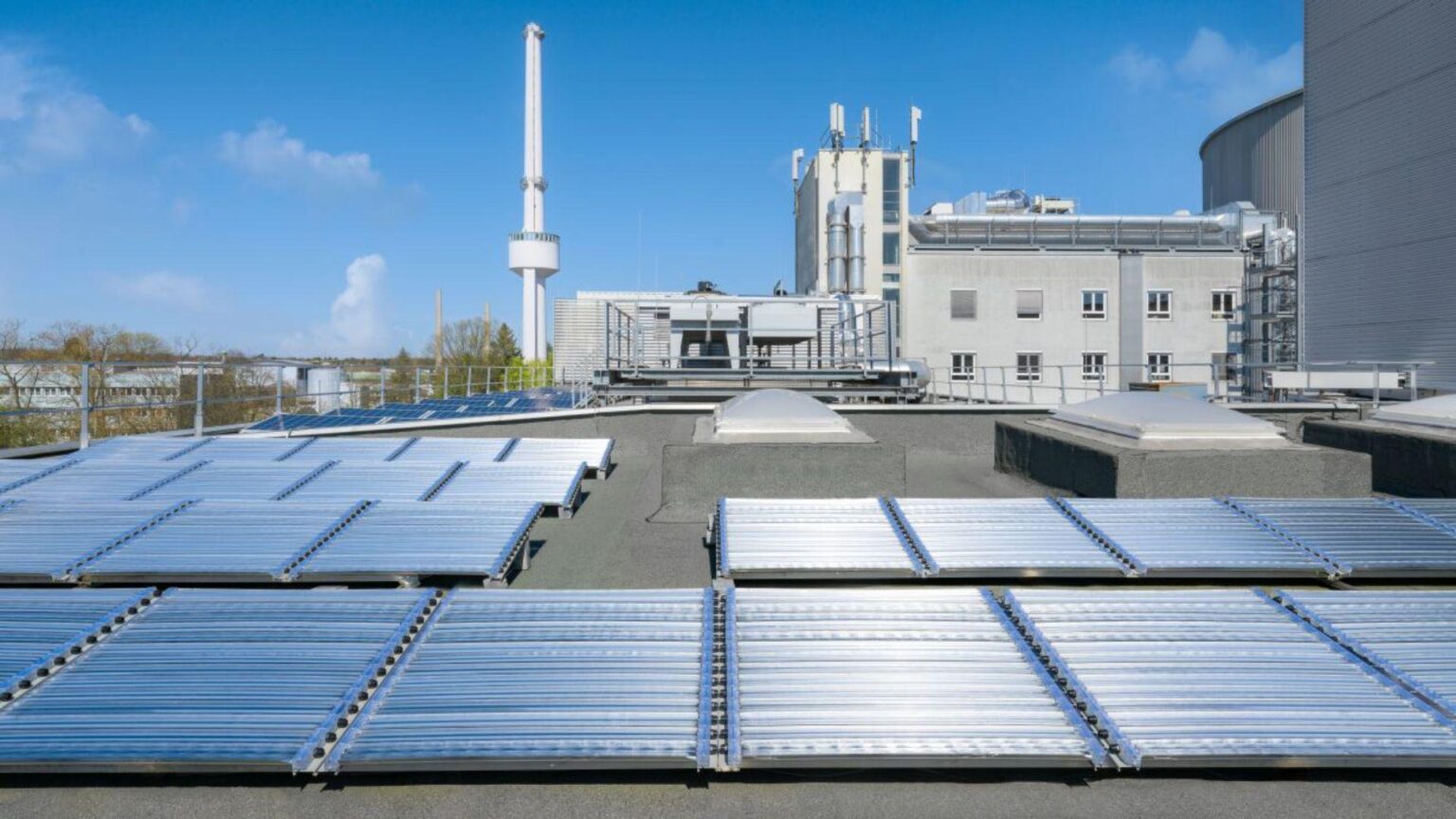 New panels produce hydrogen fuel using only water and sunlight