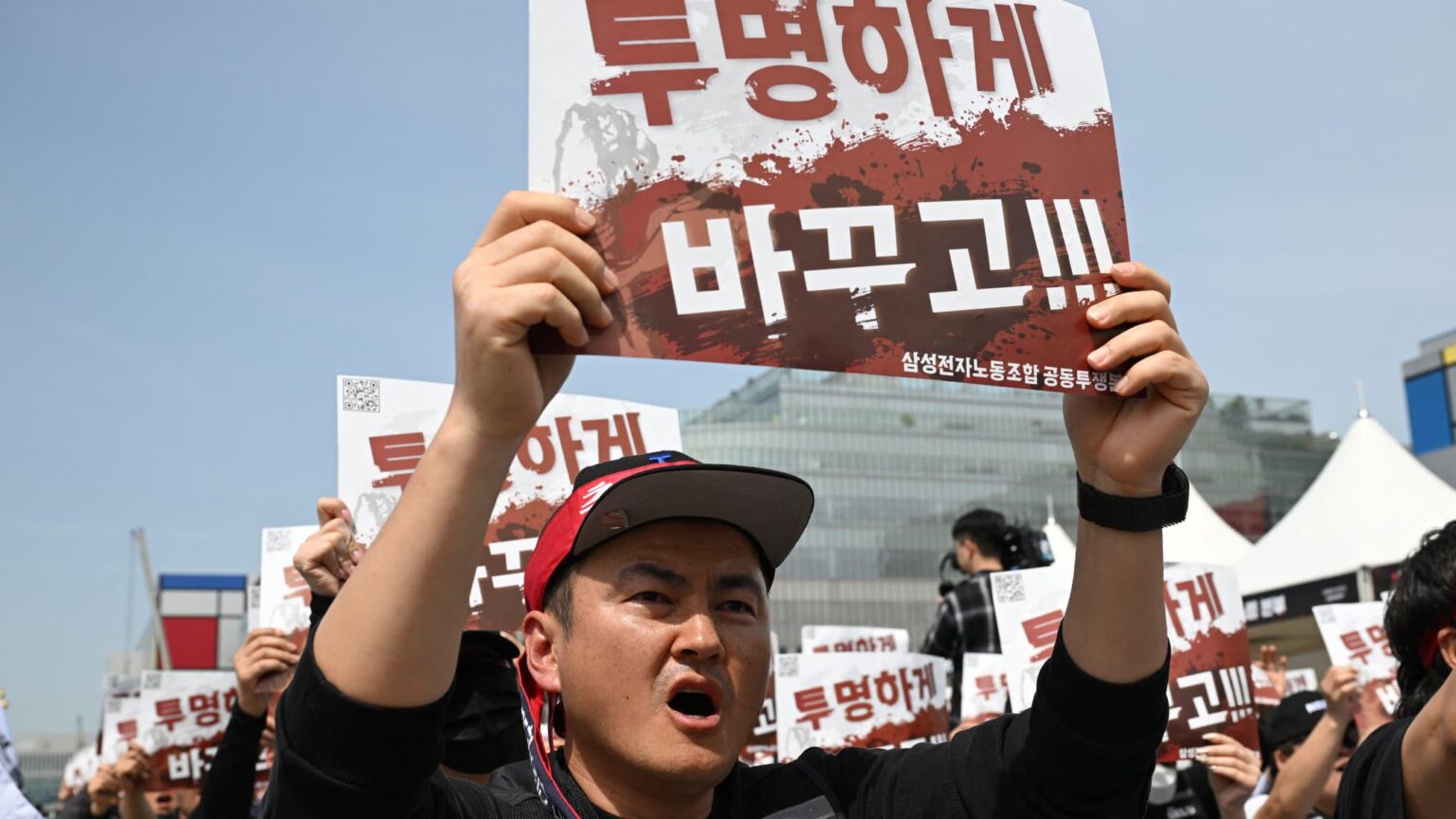 Each of the 78,000 employees will receive an average of $338,000 in bonuses: the threat of an 18-day strike paid off for Samsung employees