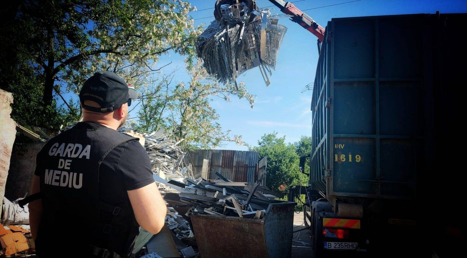 After HotNews asked the environment minister “Why do you let Bucharest be poisoned by the waste burned in Sintești?”, a large-scale raid began in Sintești After HotNews asked the environment minister "Why do you let Bucharest be poisoned by the waste burned in Sintești?", a large-scale raid began in Sintești