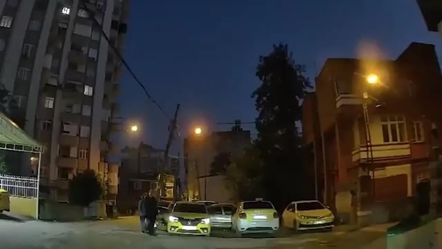 Taxi drivers detained the Martı TAG driver and the female passenger after they stopped them in Adana. Images of the moment of the incident were recorded by the vehicle camera.