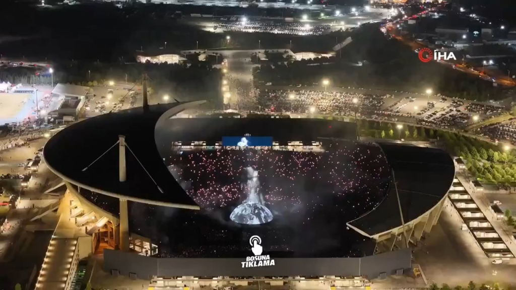 Kanye West performed the biggest concert of his career by giving a concert to 120 thousand people at the Atatürk Olympic Stadium.