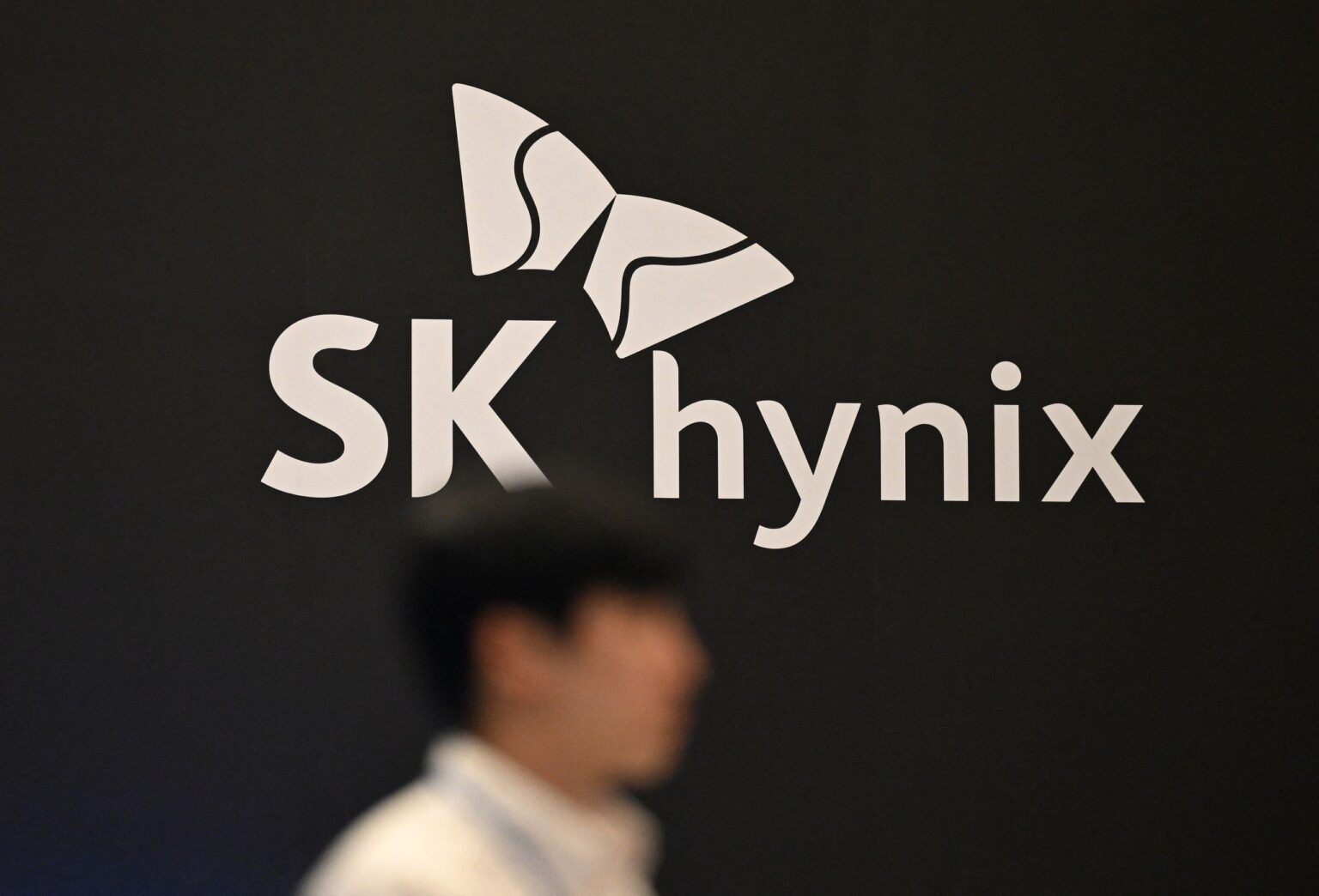 Samsung and SK Hynix employees are reportedly abandoning overseas training programs to nab up to $400,000 performance bonuses — online dating grades rise as female members ‘seeking out SK hynix employees’ Samsung and SK Hynix employees are reportedly abandoning overseas training programs to nab up to $400,000 performance bonuses — online dating grades rise as female members 'seeking out SK hynix employees'