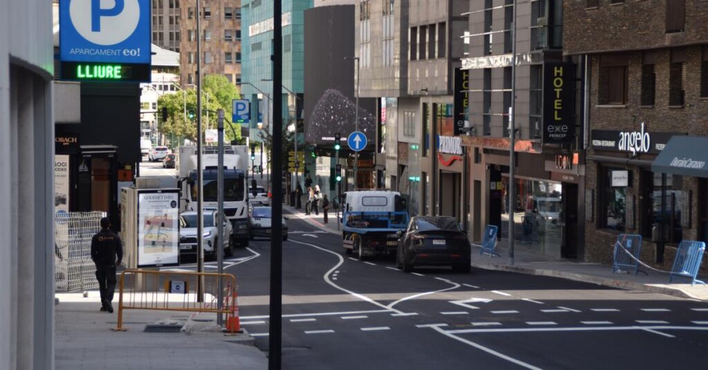 The three lanes of Carrer de la Unió are now in operation with a 30 km/h limit