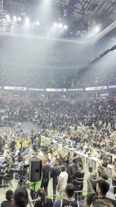 Students defeat chanting in the Arena