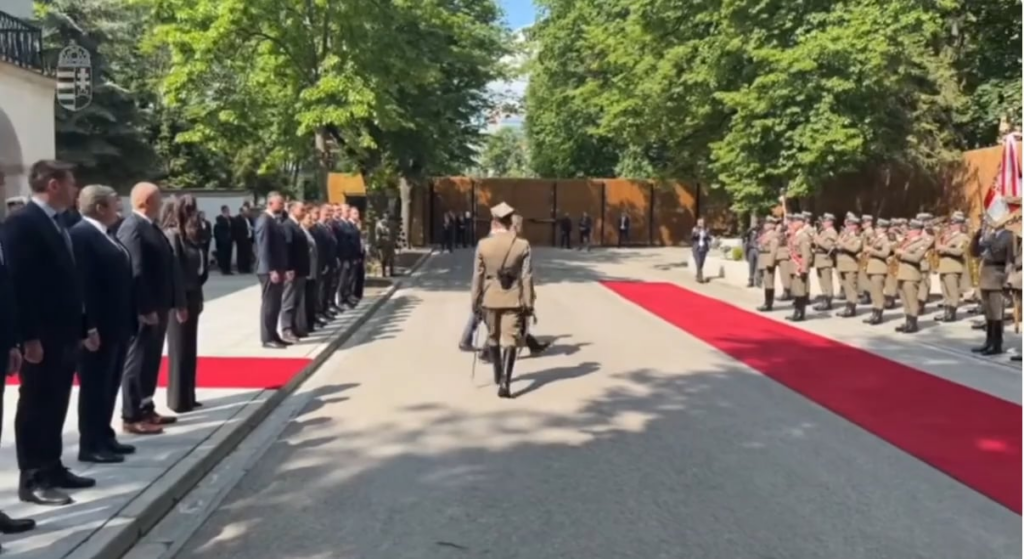 Tusk directed Péter Magyar at the military tribute in Warsaw Tusk directed Péter Magyar at the military tribute in Warsaw