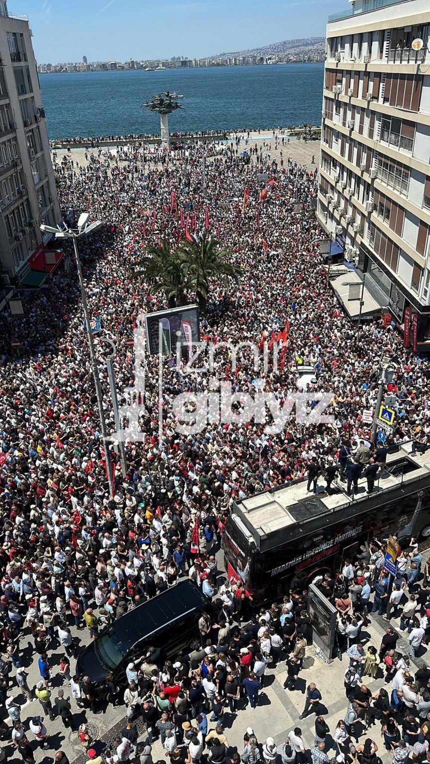 CHP Leader Özgür Özel today, when the police and police officers intervened in the rally area in İzmir Cumhuriyet Square, the people of Izmir took to the streets and walked to Gündoğdu square with the citizens and held his rally there with thousands of people. The people did not step back. The police stopped.