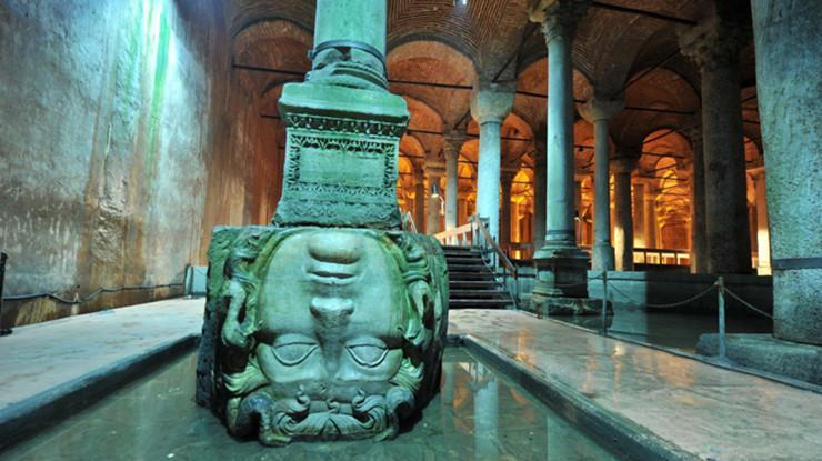 Istanbul 8th Administrative Court stopped the transfer of the Basilica Cistern from Istanbul Metropolitan Municipality to the General Directorate of Foundations. The court ruled that if the practice in question is implemented, irreparable or impossible damages may occur.