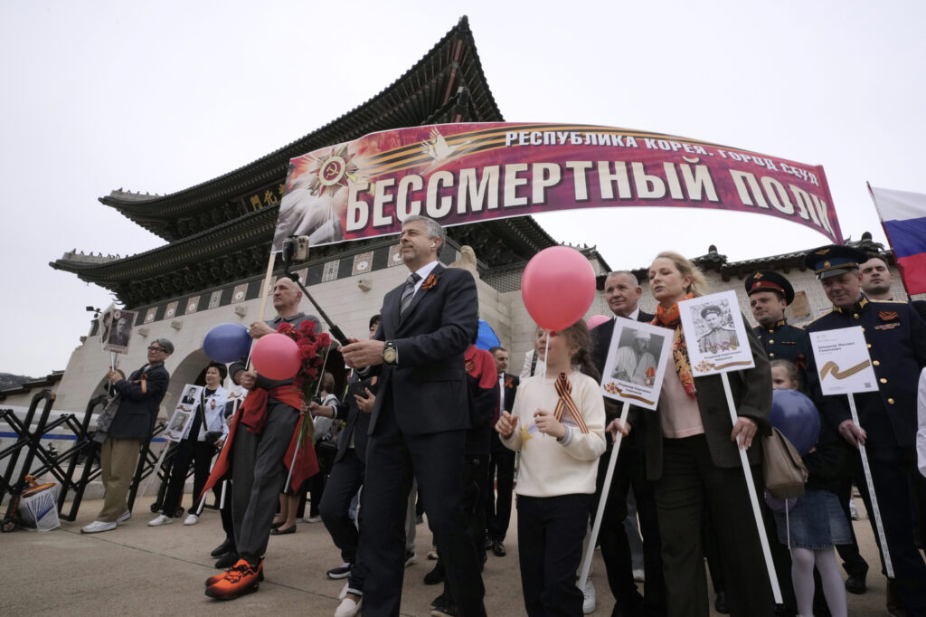 Russia denies Ukrainian children transfer accusations, claims “humanitarian evacuation” Russian Ambassador to South Korea Georgy Zinoviev, center, marches with Russians living in South Korea to mark upcoming Russia