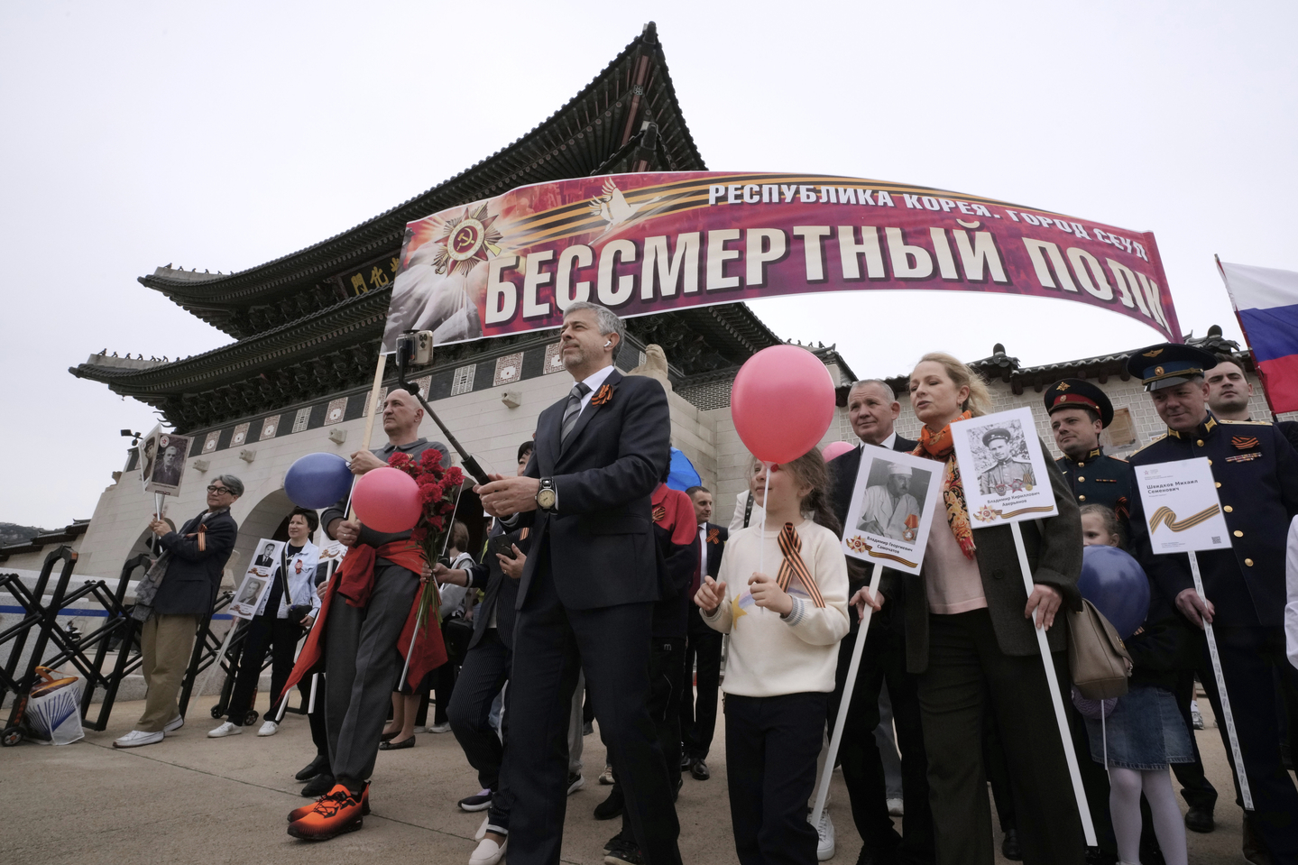 Russian Ambassador to South Korea Georgy Zinoviev, center, marches with Russians living in South Korea to mark upcoming Russia's Victory Day in Seoul on May 6, 2025. [AP PHOTOS/YONHAP]