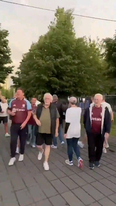Gezi Park, which was closed to workers on May 1, was opened to Aston Villa fans. English fans have fun as they wish in Taksim and Gezi Park.