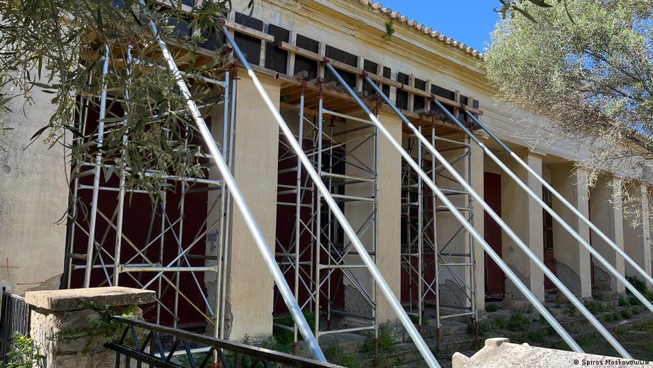 The Eynardium of Kapodistrias is collapsing