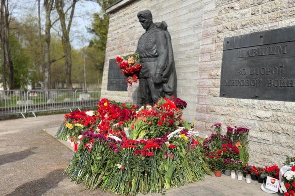 VIDEO and PHOTOS | The surroundings of the bronze soldier are colored red from carnations VIDEO and PHOTOS | The surroundings of the bronze soldier are colored red from carnations