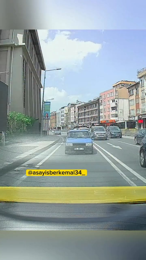 In Istanbul, a driver made a U-turn from the sidewalk, endangering pedestrians and traffic. News