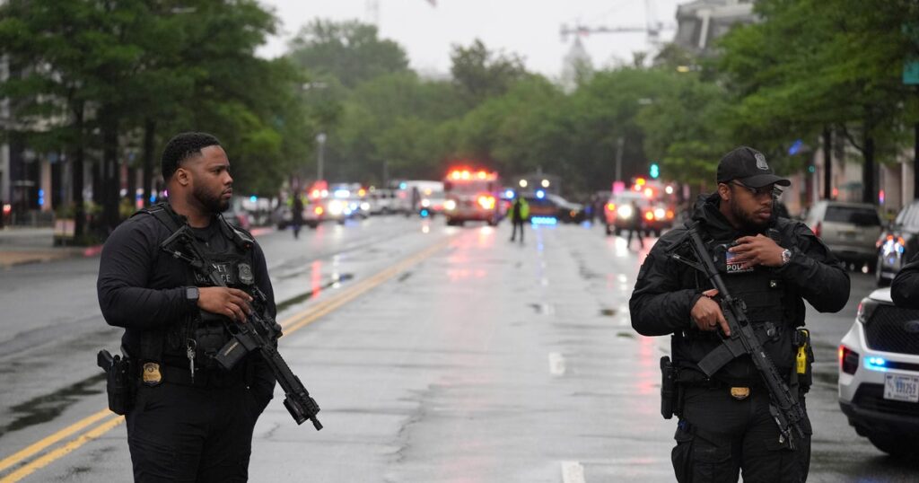 Suspect killed after opening fire on Secret Service checkpoint outside White House, officials say Suspect killed after opening fire on Secret Service checkpoint outside White House, officials say