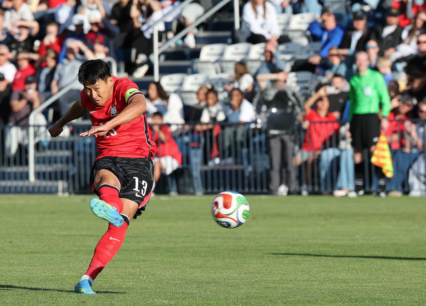 Son Heung-min of the Korea national football team takes a free kick during a friendly match against Trinidad and Tobago at South Field on the campus of Brigham Young University in Salt Lake City, Utah, on May 31. [NEWS1]