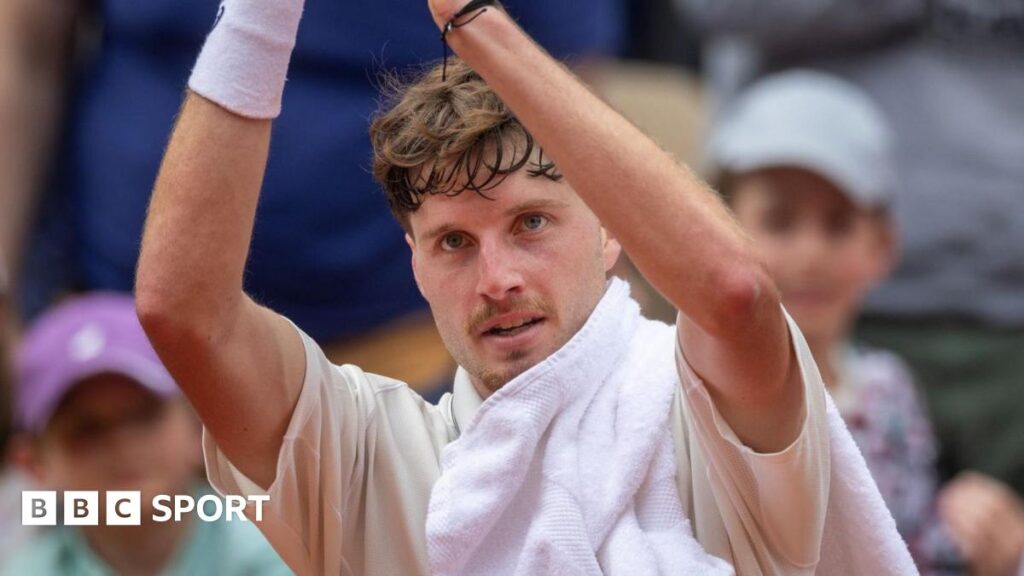 French Open qualifying 2026: Toby Samuel one win from Roland Garros main draw Great Britain's Toby Samuel applauds the crowd after beating David Goffin