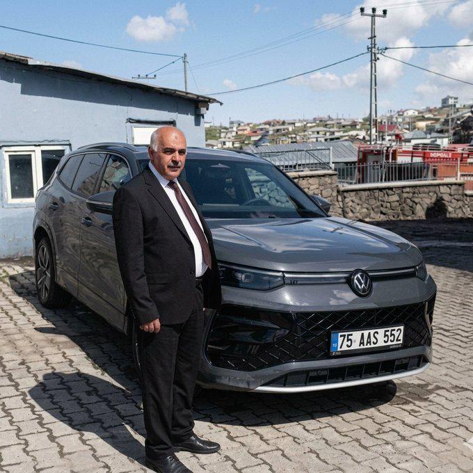 With the taxes paid by people collecting food from the garbage, AKP's Ardahan Göle Köprülü Town Mayor Mustafa Yıldırımcı bought a luxury official car worth 4 million TL. The official vehicle purchased in the town, which has a debt of 44 million TL and where only 2,102 people live, attracted attention on social media.
