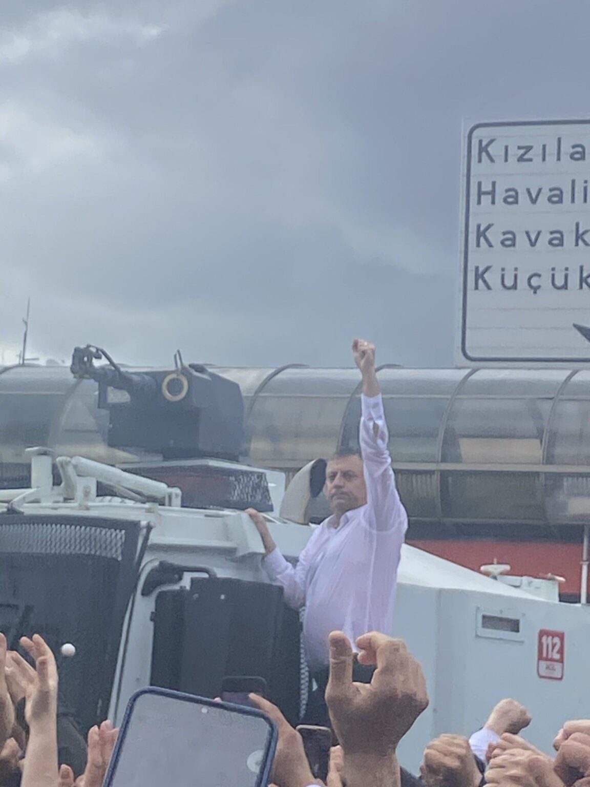 Özgür Özel: I CUT MY TEETH AND SAID ENOUGH. Özgür Özel said to the crowd gathered in the National Sovereignty Park, “We walked 8 kilometers, 6 barriers were placed in front of us. We were cleansed by rain from the tear gas we ingested in the building. There is nothing to cleanse other than the betrayal of those we consider friends.” he said. Özgür Özel: I CUT MY TEETH AND SAID ENOUGH. Özgür Özel said to the crowd gathered in the National Sovereignty Park, "We walked 8 kilometers, 6 barriers were placed in front of us. We were cleansed by rain from the tear gas we ingested in the building. There is nothing to cleanse other than the betrayal of those we consider friends." he said.