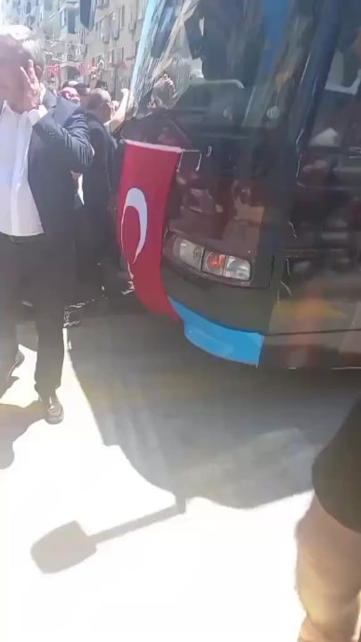 Muharrem İnce allocated the closed Homeland Party bus to Özgür Özel's use.