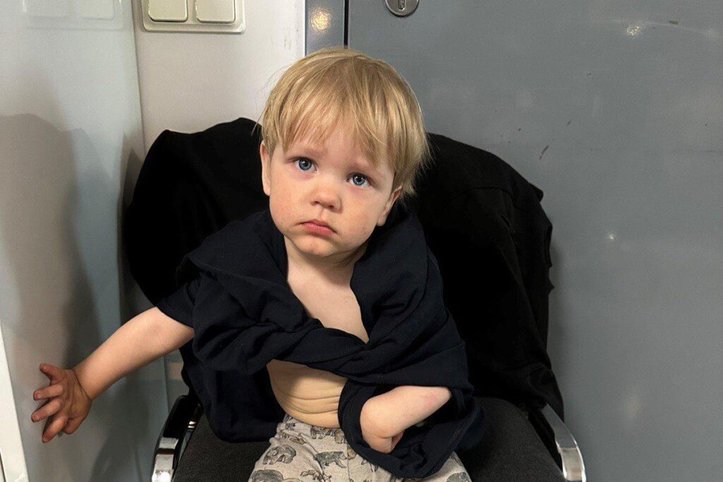 An exclusive 2-year-old boy was found alone on the street in Tallinn. The police are looking for his parents