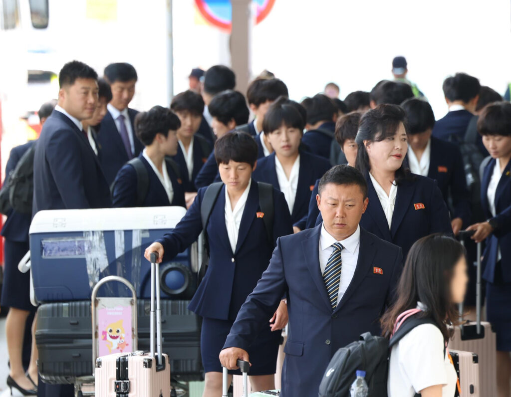 North Korean club Naegohyang Women’s Football Club coach Ri Yu-il and players, winners of the AFC Women’s Champions League, arrive at Incheon International Airport Terminal 1 on May 24. [JOINT PRESS CORPS]