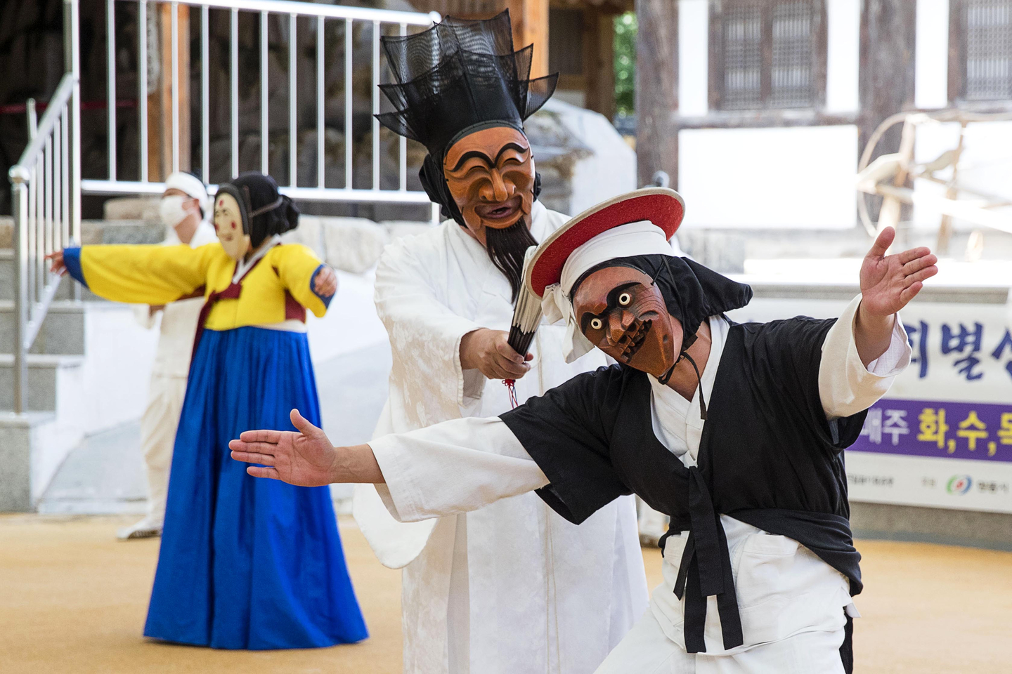 Hahoe Byeolsingut Talnori, a traditional mask dance drama of the region [JANG JIN-YOUNG]