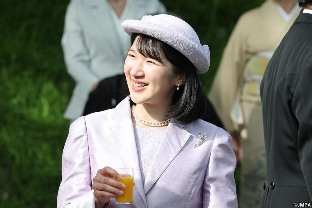 The LDP's conservative members are so opposed to a woman becoming empress that they would rather a male heir be legally adopted. Experts warn that "the symbolic monarchy could face a crisis if female emperors are not recognized," and that "the ruling party is ignoring public opinion."