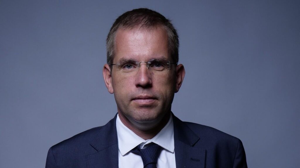 Many ministers received interpellation from the opposition today, but not the one shown in the picture. Don't be afraid, it won't hurt, I'm sure he'd be happy to answer :)