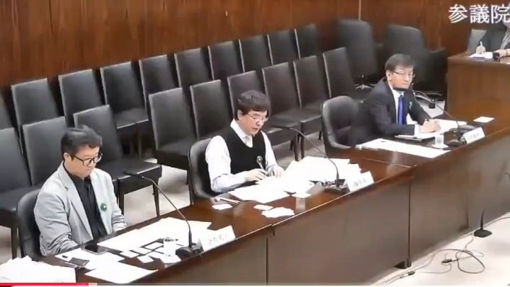 Prof.Kondo Astushi "Even if other countries take in 20% of population as immigrants, the ratio of foreigners usually remain at 10% because they let immigrants to become the citizens. If Japan follows this system encouraging immigrants to get naturalized, the proportion of foreigners won't rise."